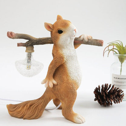 Kelvin – Lampe de table avec figurine d'écureuil : Design ludique rencontre éclairage chaud