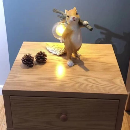Kelvin – Lampe de table avec figurine d'écureuil : Design ludique rencontre éclairage chaud