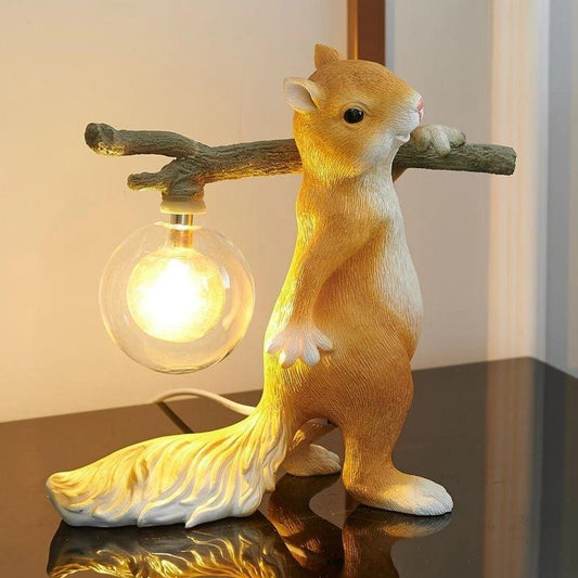 Kelvin – Lampe de table avec figurine d'écureuil : Design ludique rencontre éclairage chaud