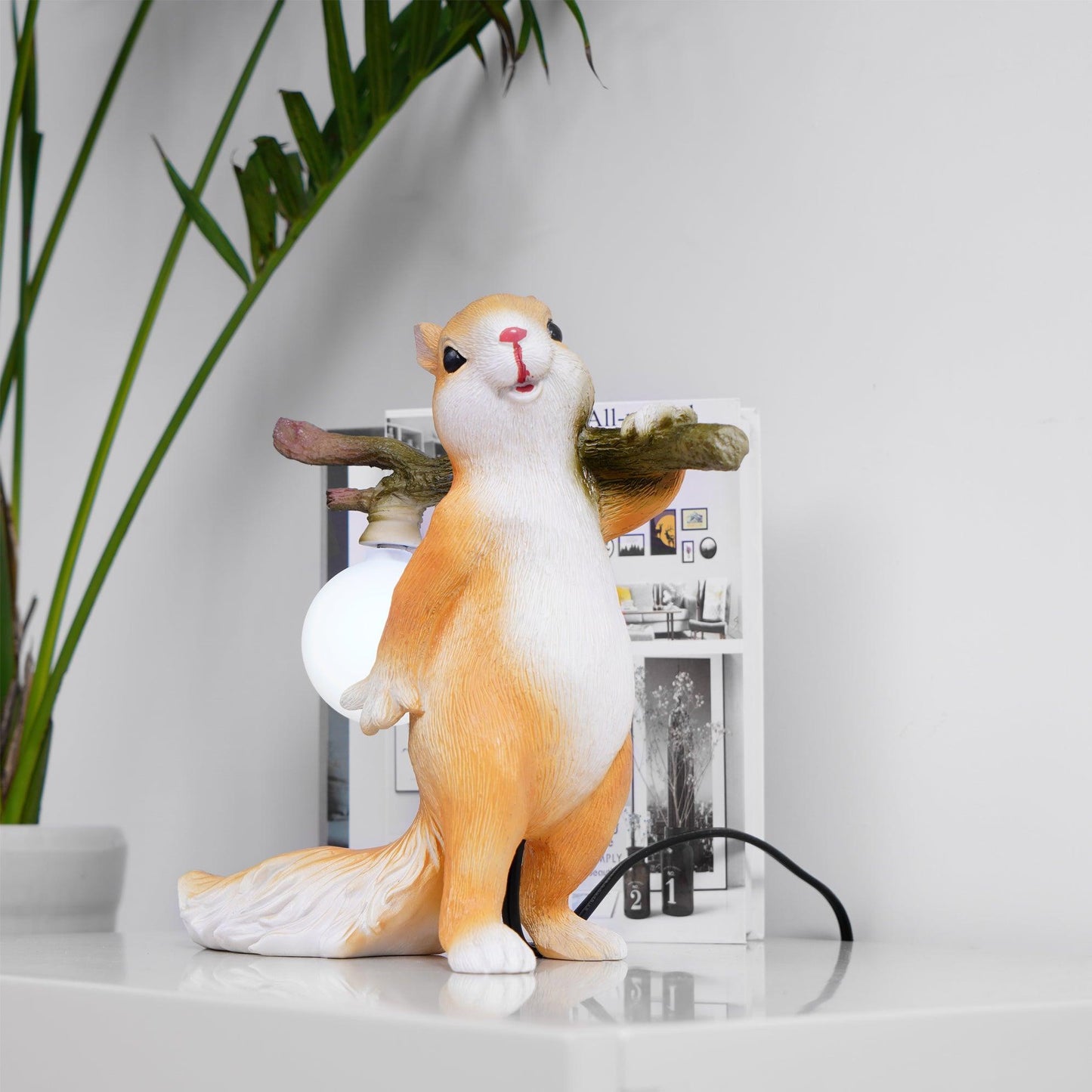 Kelvin – Lampe de table avec figurine d'écureuil : Design ludique rencontre éclairage chaud