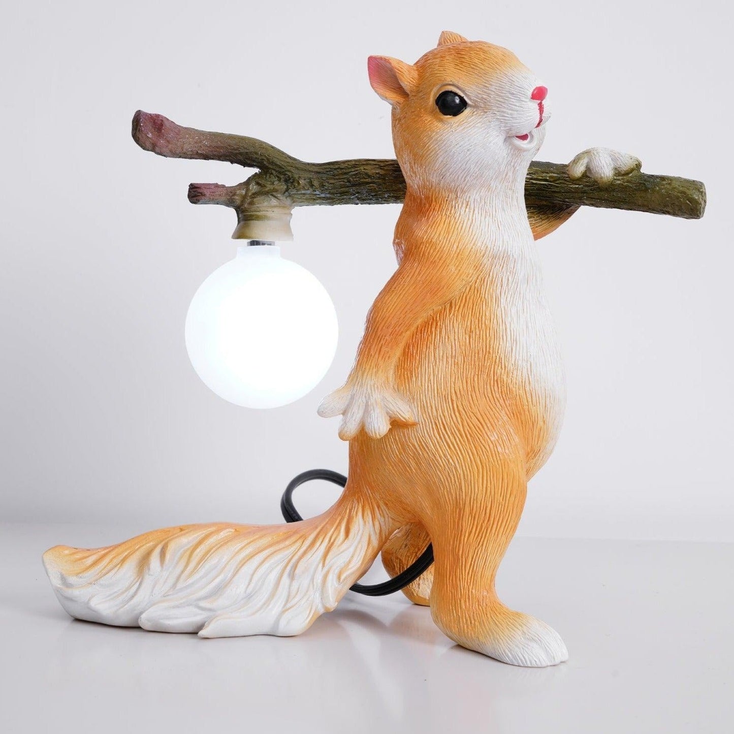 Kelvin – Lampe de table avec figurine d'écureuil : Design ludique rencontre éclairage chaud