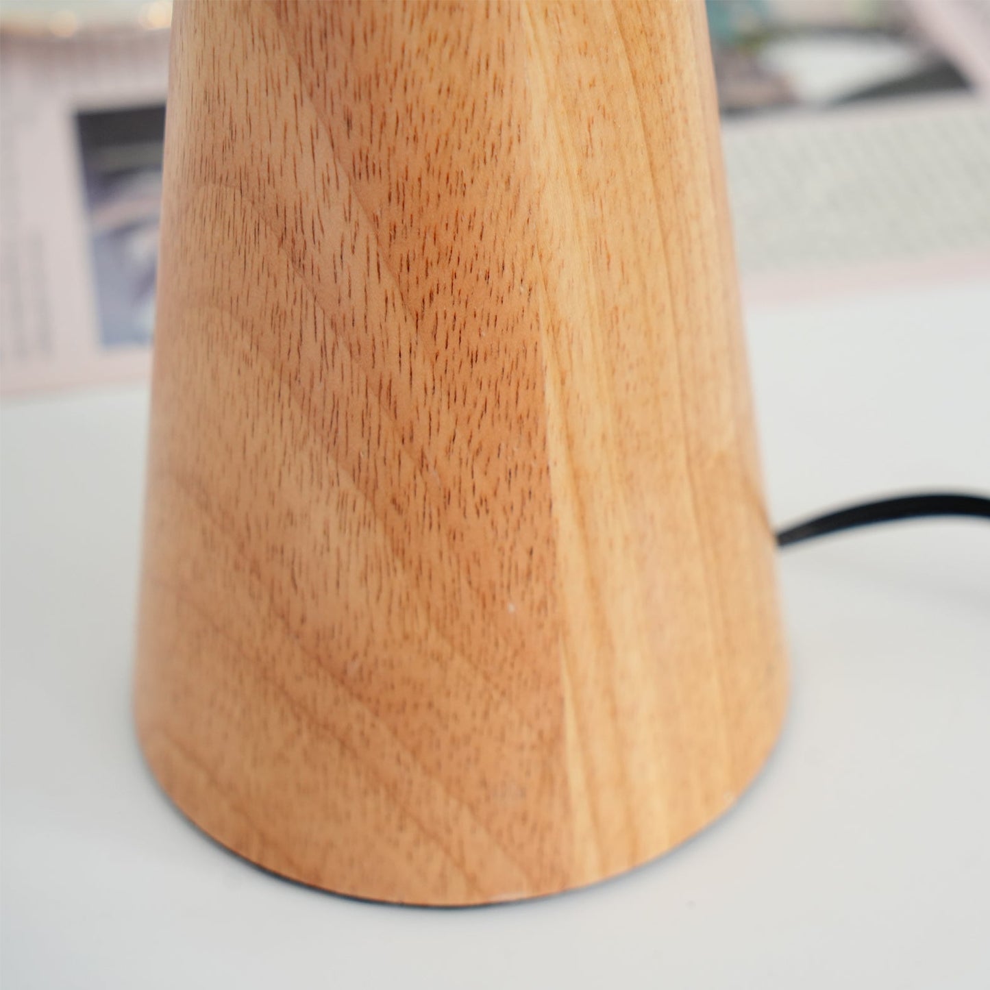 Rami – Lampe de table en bois de noyer