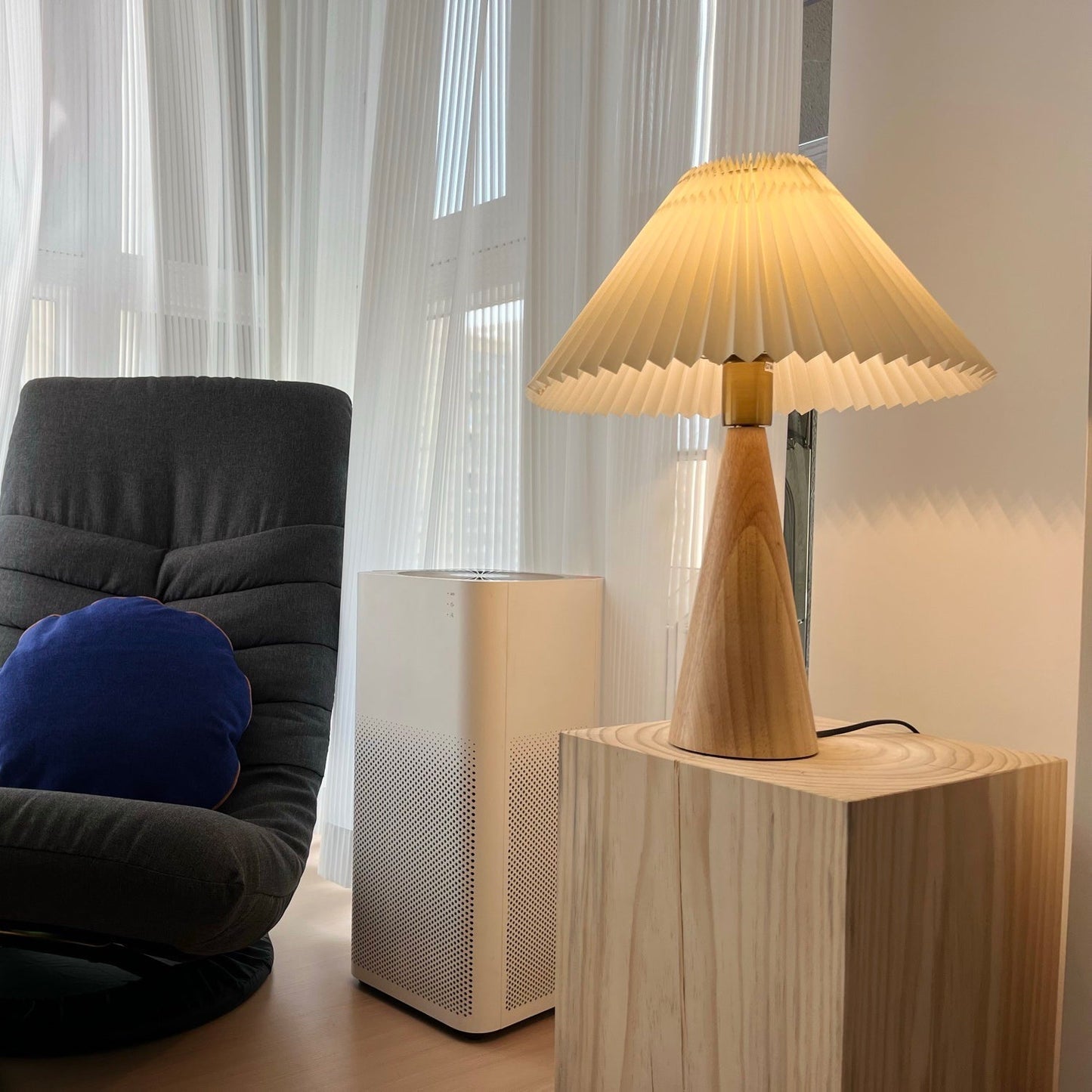 Rami – Lampe de table en bois de noyer