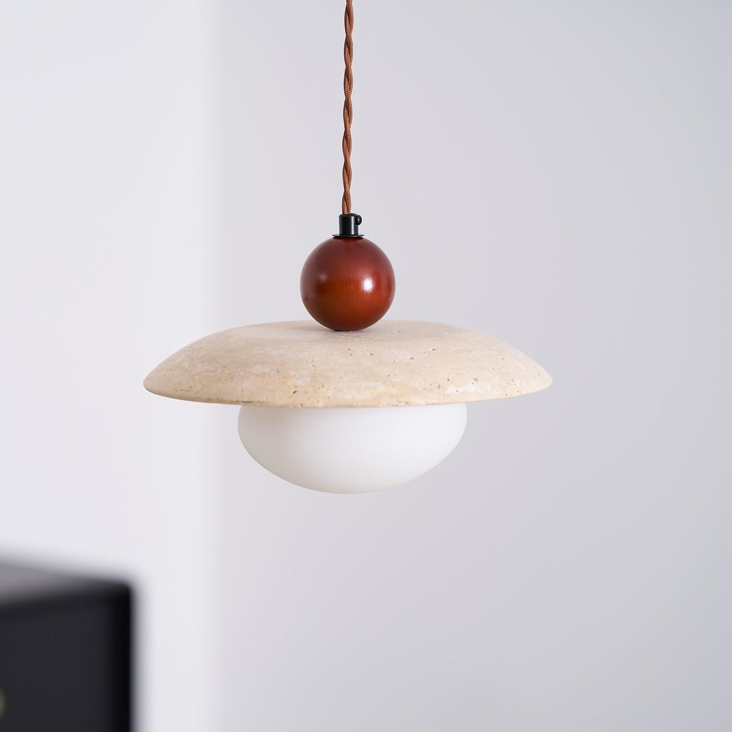 Kaori – Suspension en travertin