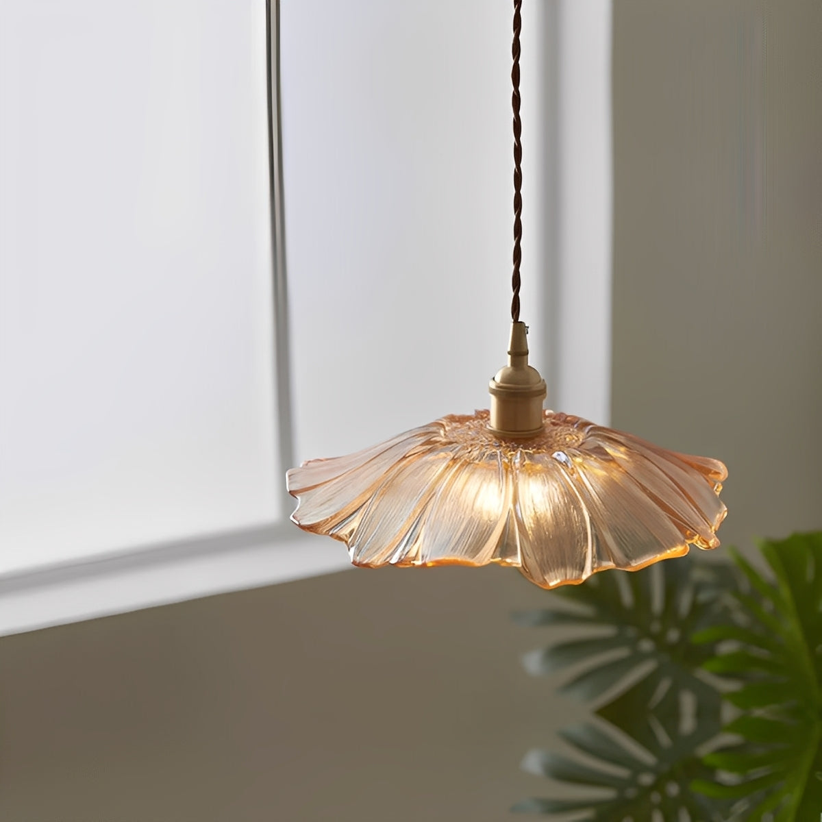 Aki – Lustre en verre et laiton élégant