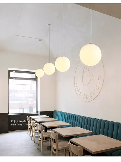 Nayla – Lustre en verre laiteux et galets