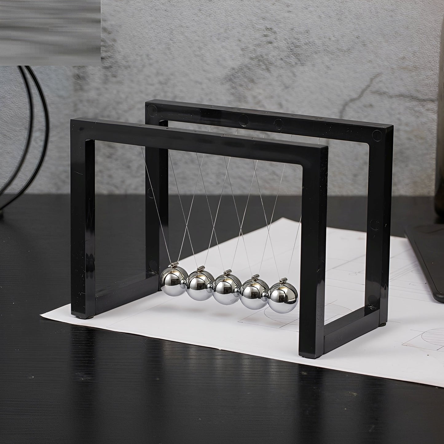 Auron – Objet d'Équilibre Créatif Noir et Blanc