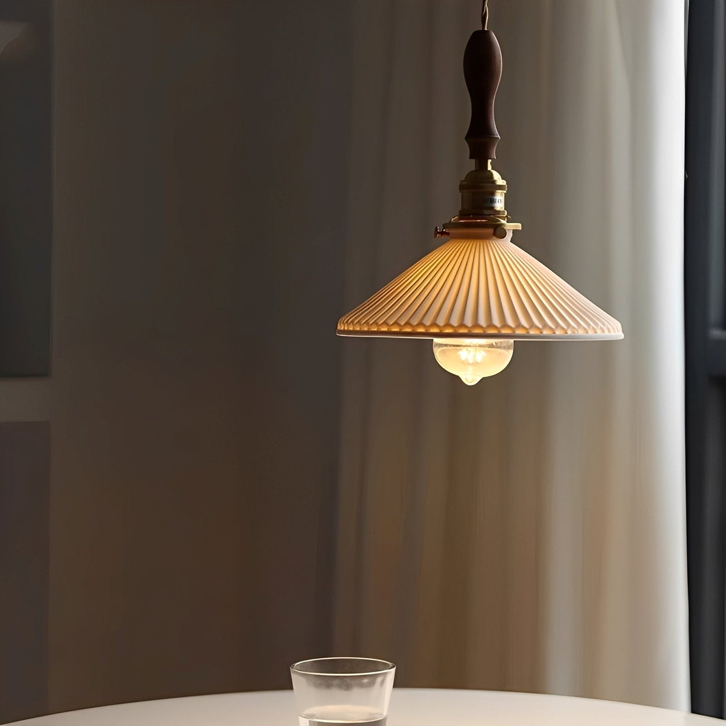 Ines – Petite Lampe Suspendue en Céramique avec Détails en Laiton