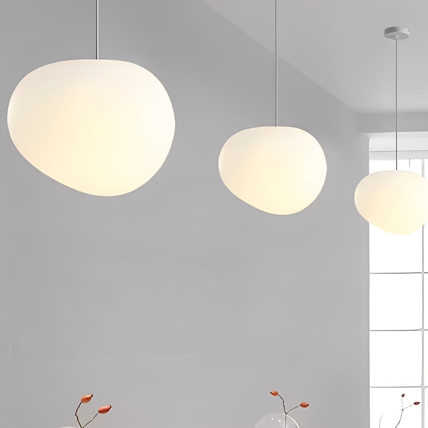 Nayla – Lustre en verre laiteux et galets