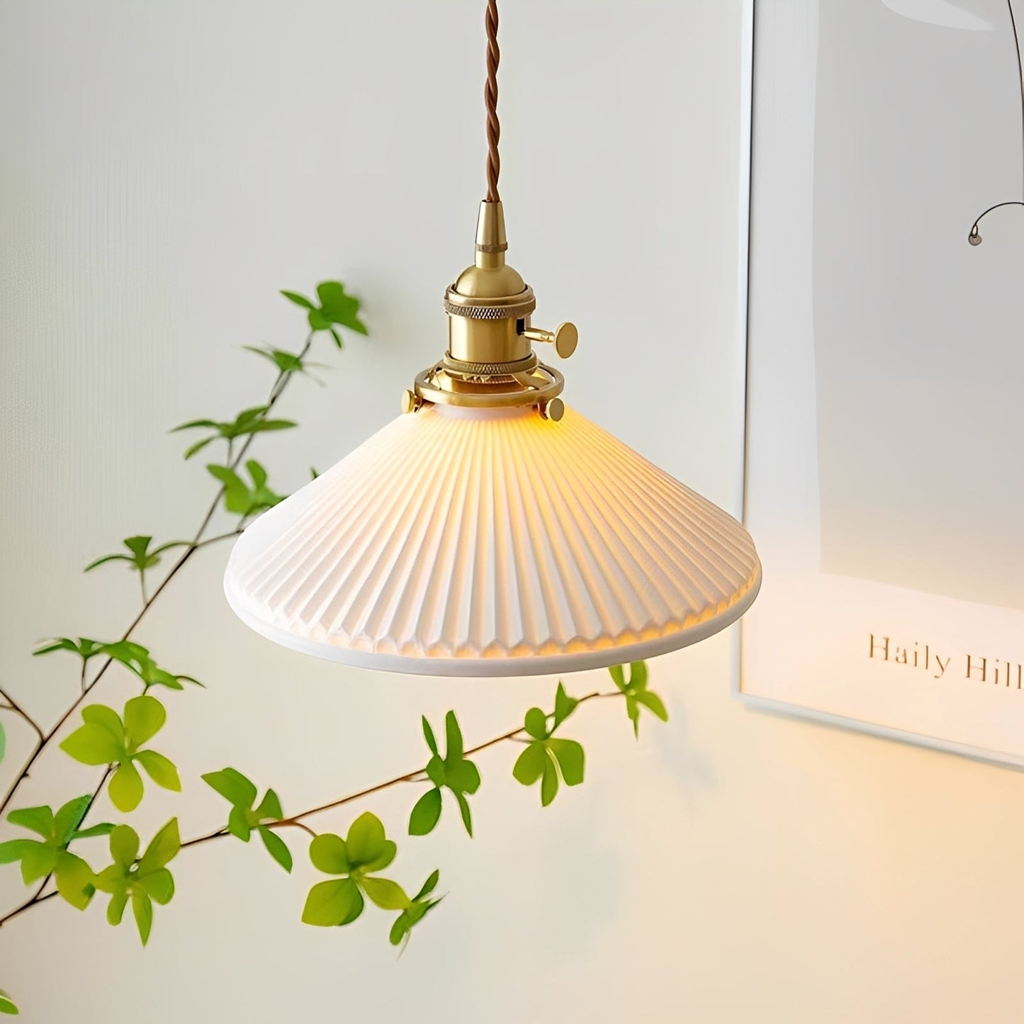 Ines – Petite Lampe Suspendue en Céramique avec Détails en Laiton