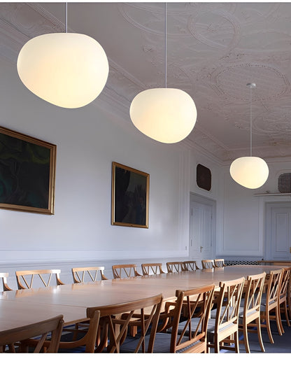 Nayla – Lustre en verre laiteux et galets