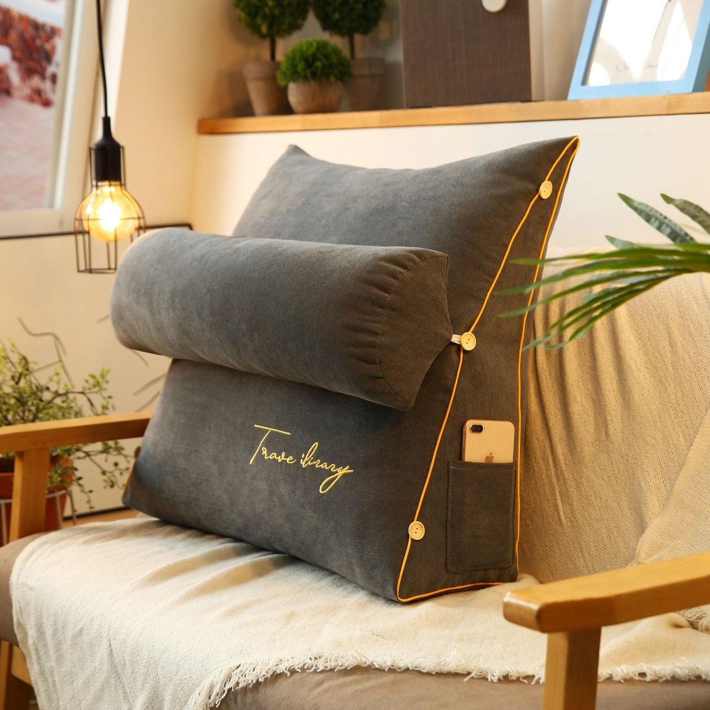 Pilar – Coussin triangulaire avec broderie & appui-tête