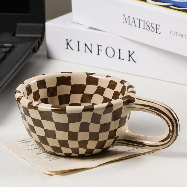 Échiquette – Tasse en céramique à motif damier irrégulier
