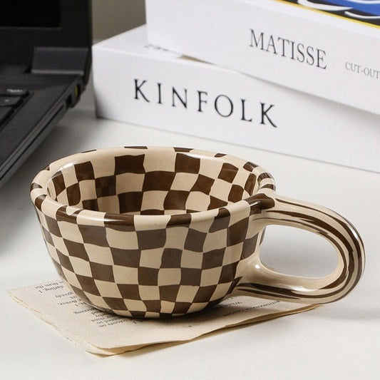 Échiquette – Tasse en céramique à motif damier irrégulier