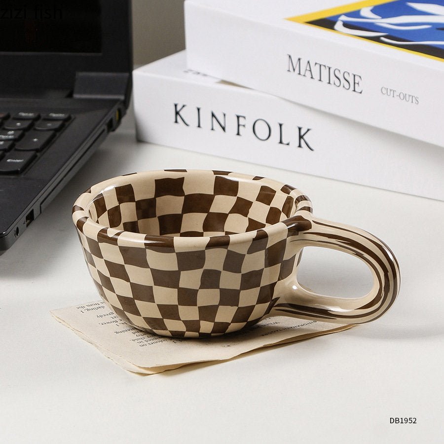Échiquette – Tasse en céramique à motif damier irrégulier