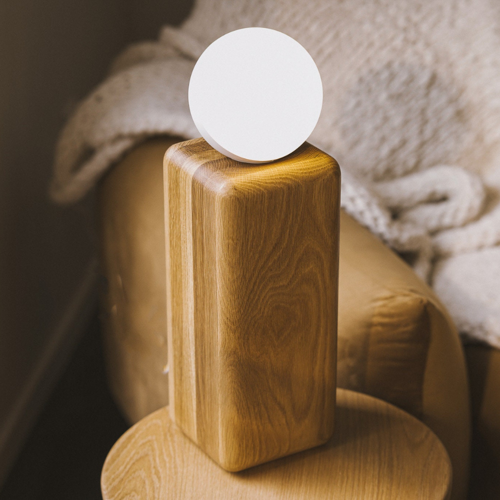 Lampe de table minimaliste en bois avec globe lumineux