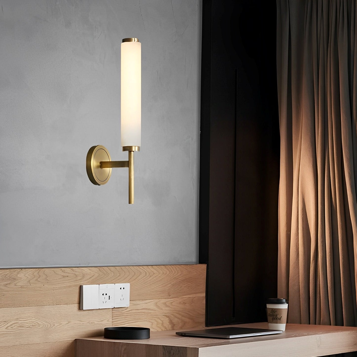 Vivia – Applique moderne avec accents en marbre : Élégance stylisée pour vos murs