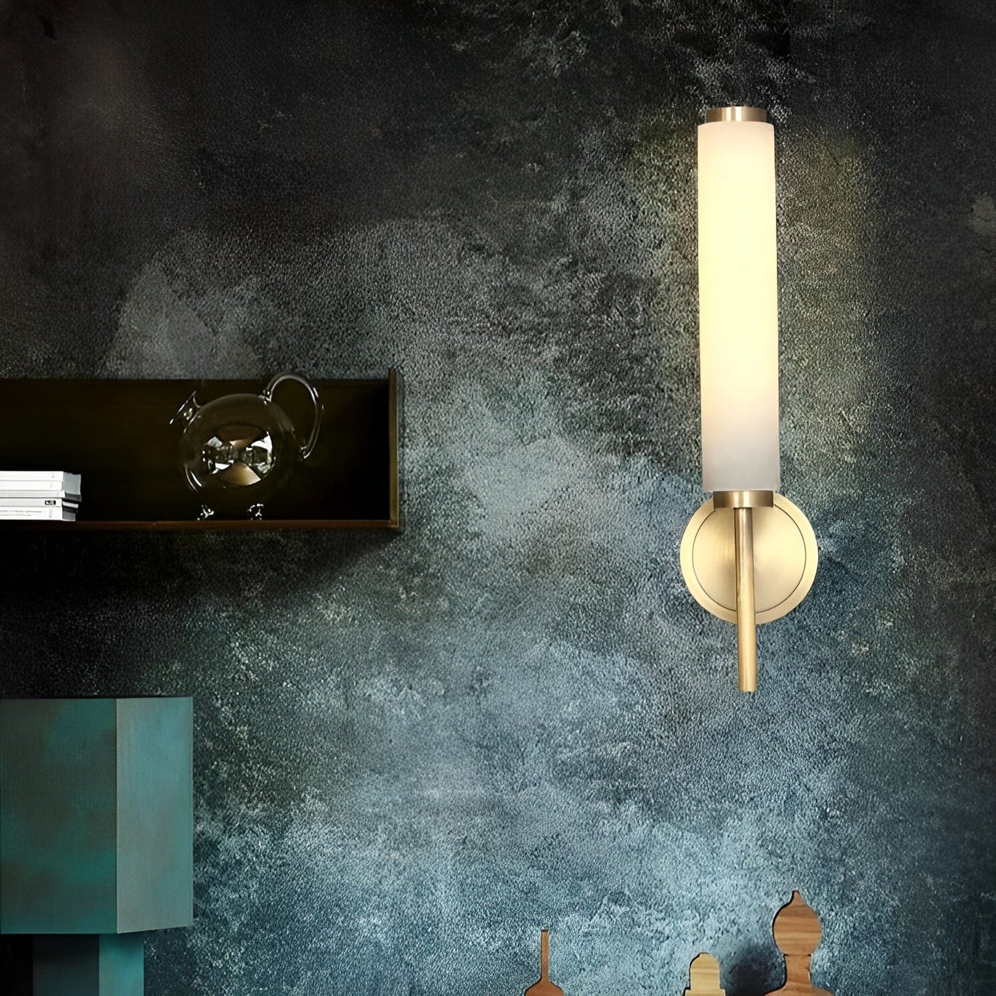 Vivia – Applique moderne avec accents en marbre : Élégance stylisée pour vos murs