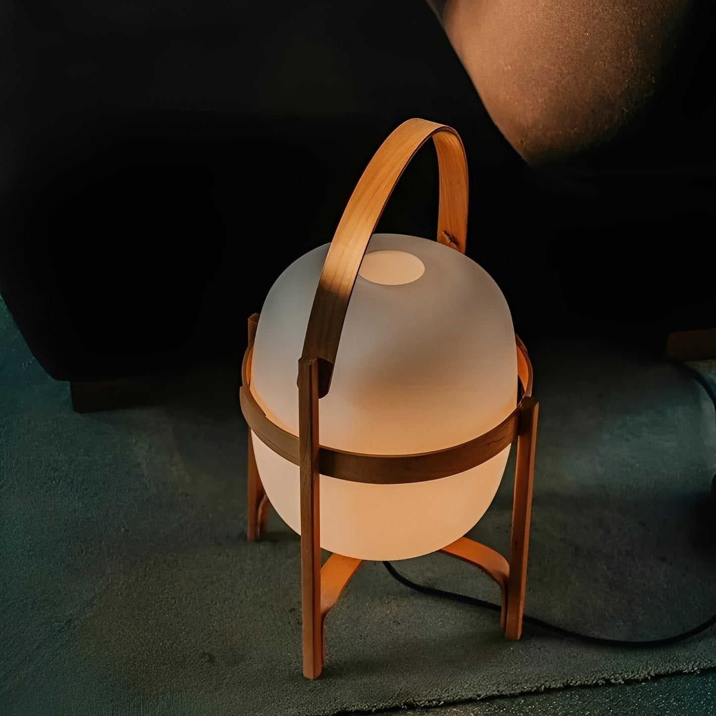 Takara – Lampe sur pied en verre design en bois massif