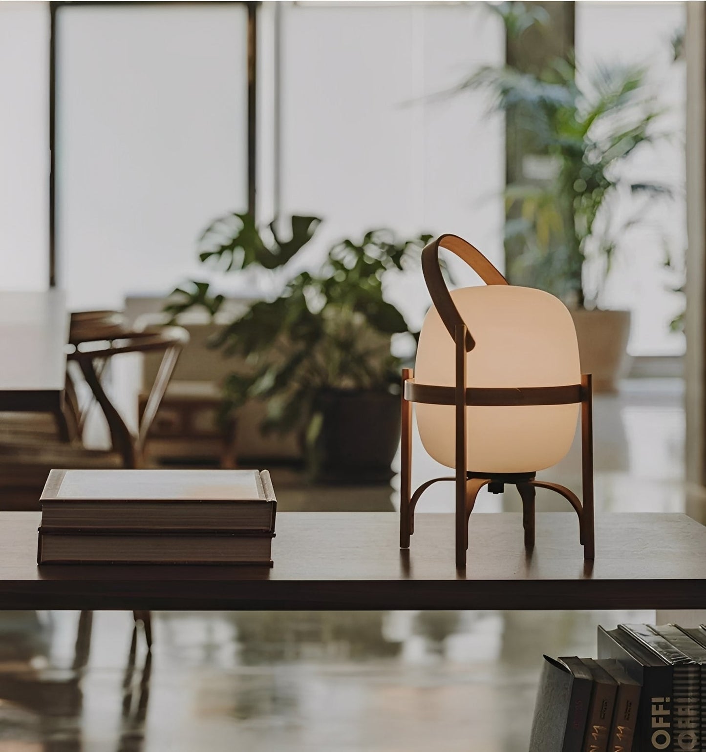 Takara – Lampe sur pied en verre design en bois massif