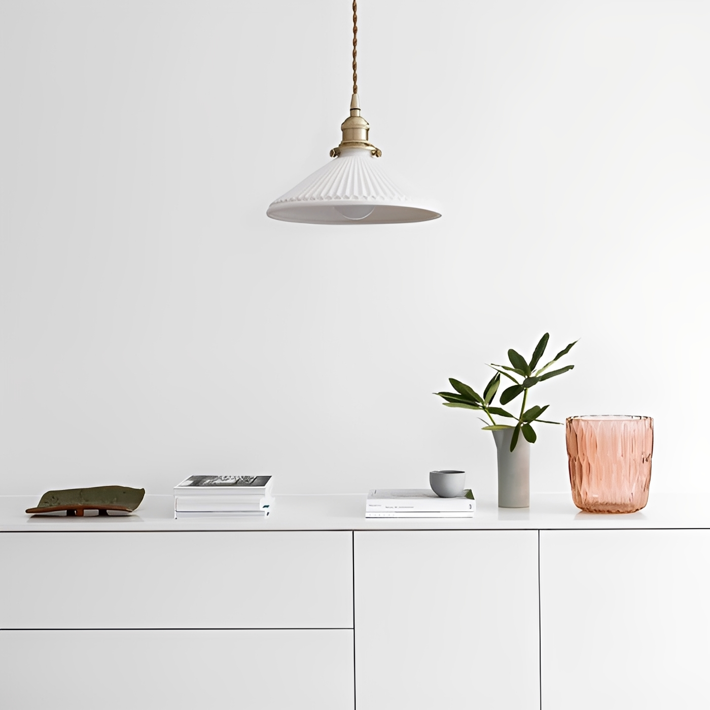 Ines – Petite Lampe Suspendue en Céramique avec Détails en Laiton