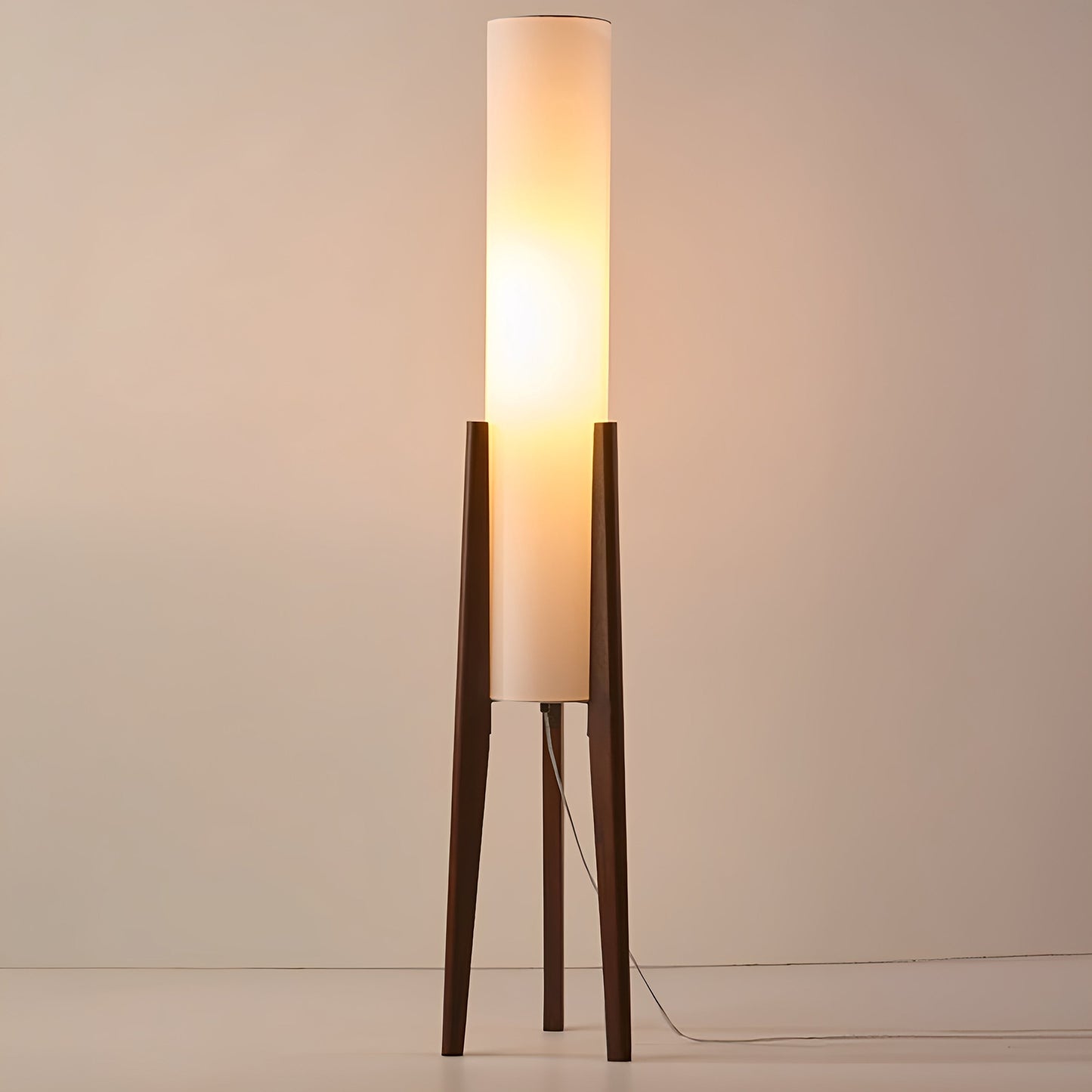 Edda – Lampe sur pied en noyer massif